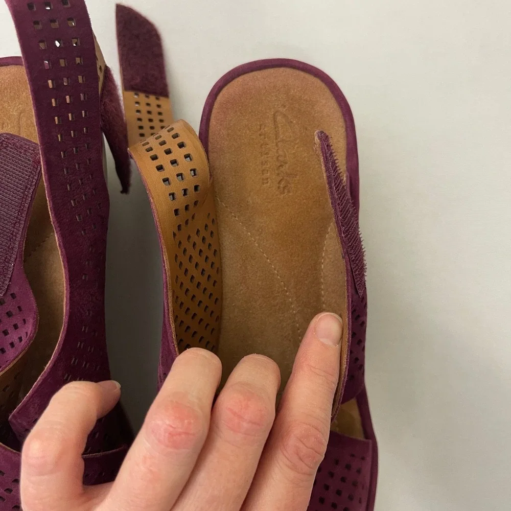 Clarks Clarene Award Womens 7 W Perforated Wedge Slingback Sandals Comfort Plum‎